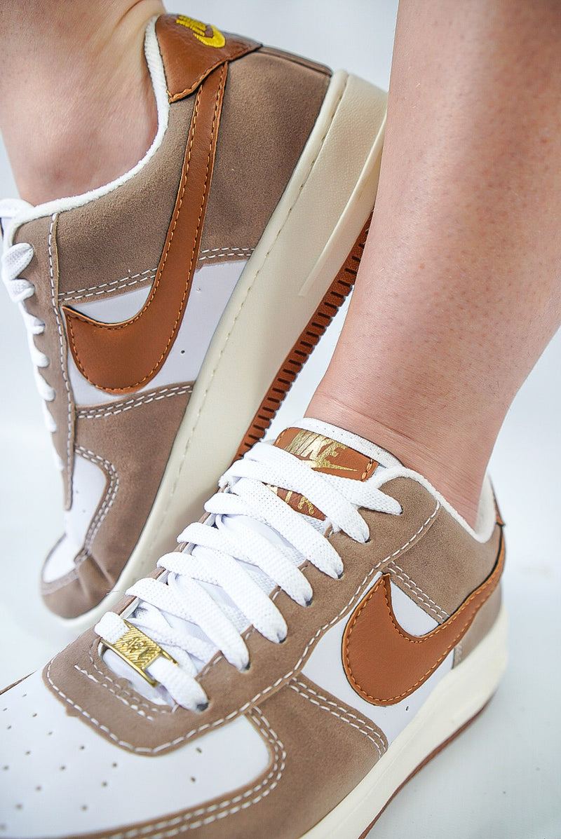 Tênis Air Force 1 Camurça - Marrom e Branco (Frete Grátis)