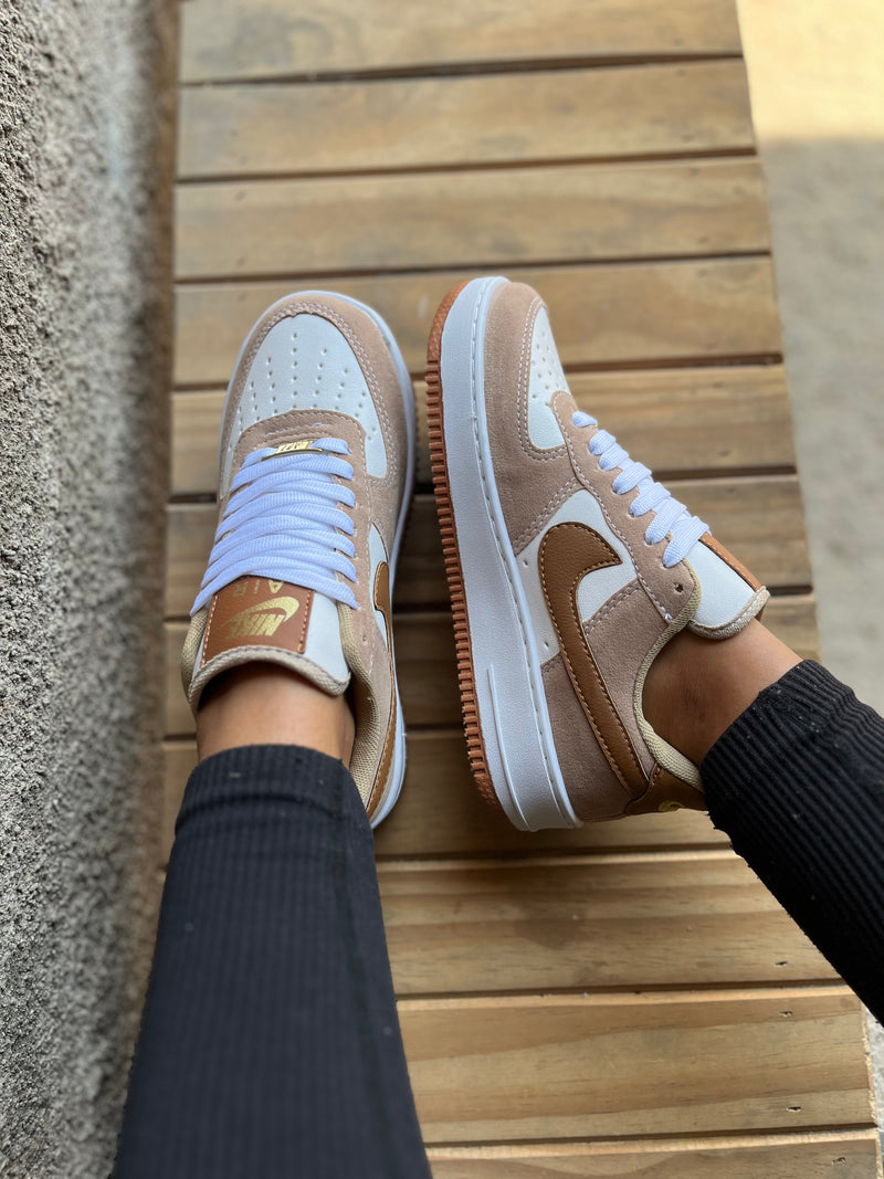 Tênis Air Force 1 Camurça - Marrom e Branco (Frete Grátis)