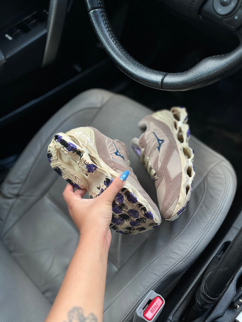 Tênis Flor de Lótus - Bege e Preto (Frete Grátis)